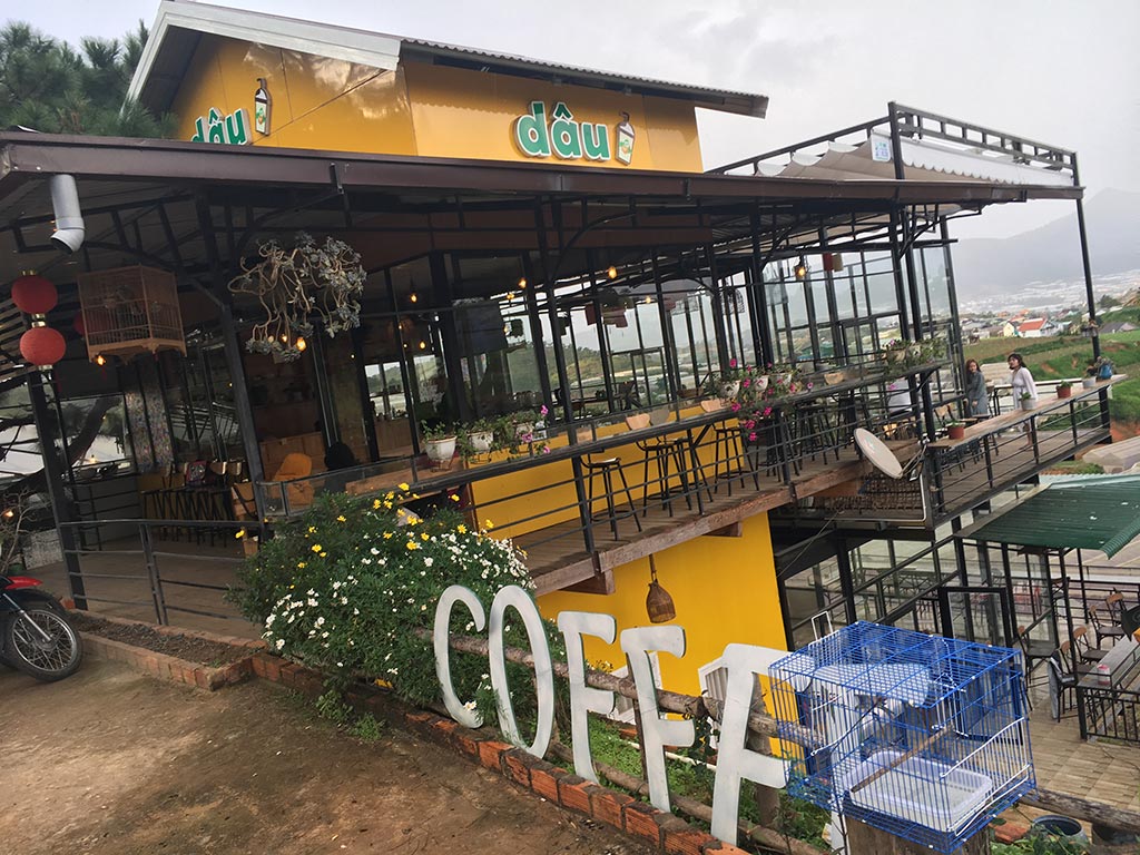 Bạn sẽ được thưởng thức hương vị cà phê đặc biệt khi thuê xe 16 chỗ đi Đà Lạt