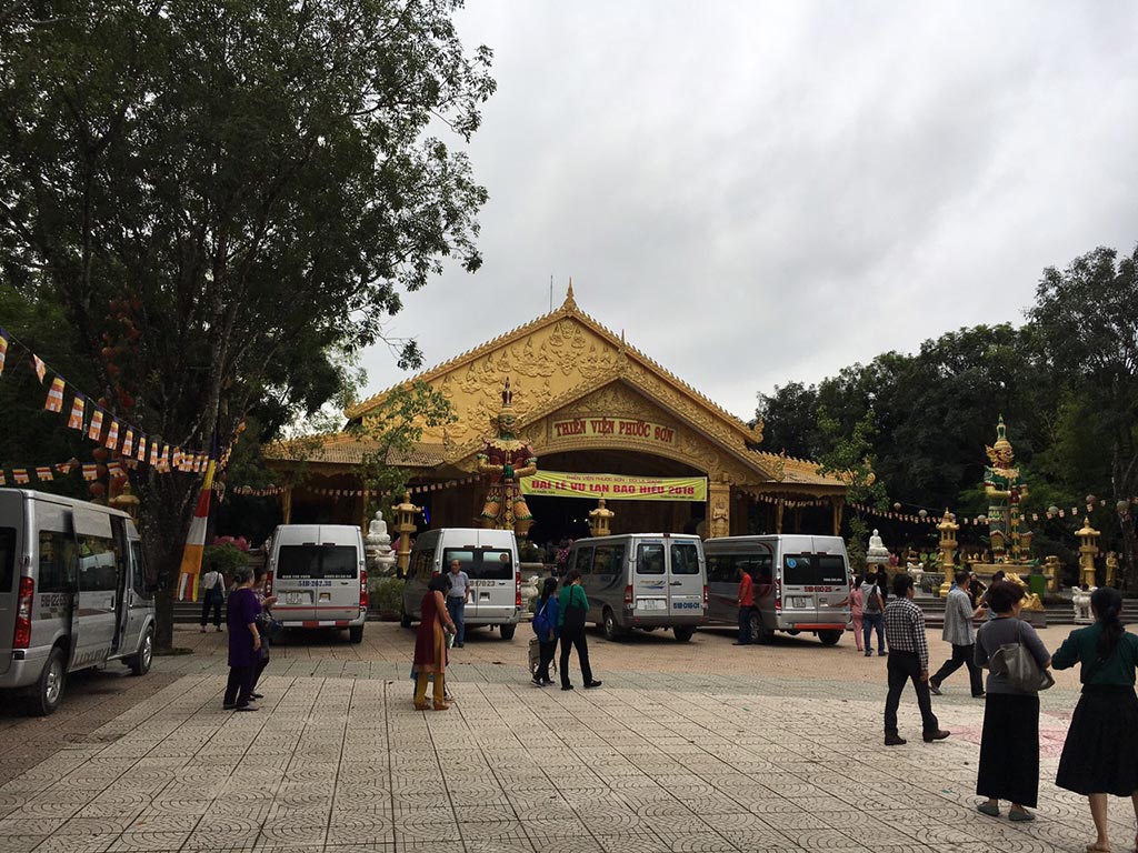 Đoàn khách hành hương 10 cảnh chùa ở Bà Rịa Vũng Tàu